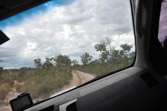 Estrada inclinada para a esquerda, no P.N. Nascentes do Parnaíba, região de São Félix do Tocantins, região do Jalapão - TO